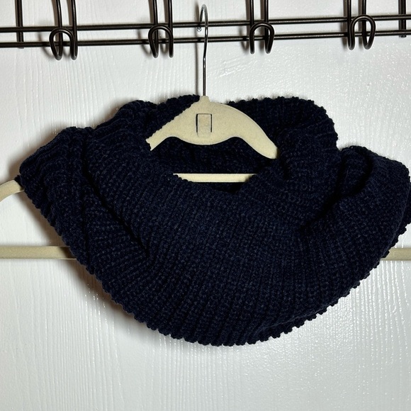 💰3 for $30💰 Navy Crocheted Hat and Infinity Scarf - Picture 4 of 5